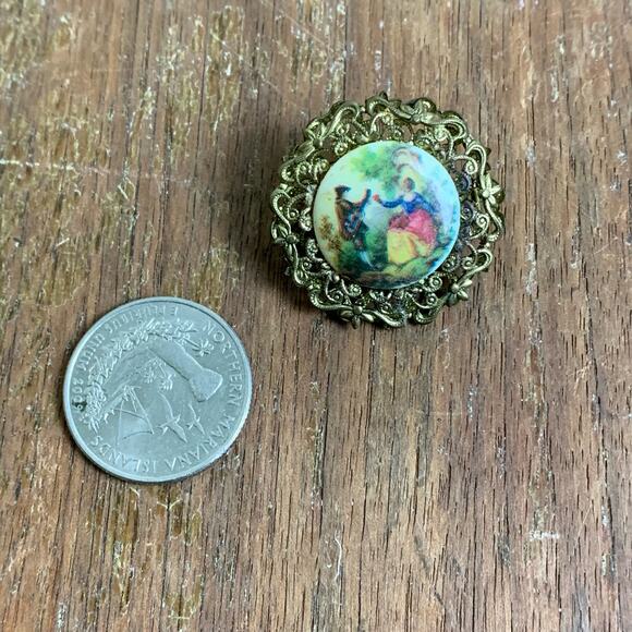 Vintage WESTERN GERMANY Filigree Medallion Courting Couple Gold Porcelain Brooch - Picture 4 of 4